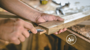 ช่างเฟอร์นิเจอร์ไม้สัก