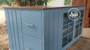 ตู้โชว์ไม้สัก ลำพูล งานหัตถกรรมไม้สักเก่า สไตล์ล้านนาประยุกต์ พร้อมวิธีดูแลรักษาและฟื้นฟูอย่างยั่งยืน