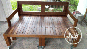 เฟอร์นิเจอร์ไม้สักเก่าสภาพดี คุณค่าไม้เก่าและการดูแลเพื่อความยั่งยืนของมรดกหัตถกรรมลำพูน